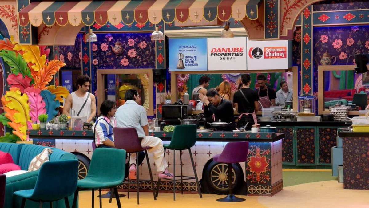 suhaniekladki1's tweet photo. Qazi 20 baar bol chuka “main shaadi-shuda hoon”… gharwale ab sochte hain yeh bhi uska naya character hai. Rockstar ki biwi tak ko doubt ho raha hoga ab 😂💍

#QaziTouqeer #BiggBoss20 #BB20 @qazitouqeerr https://t.co/svdNUZDUB2