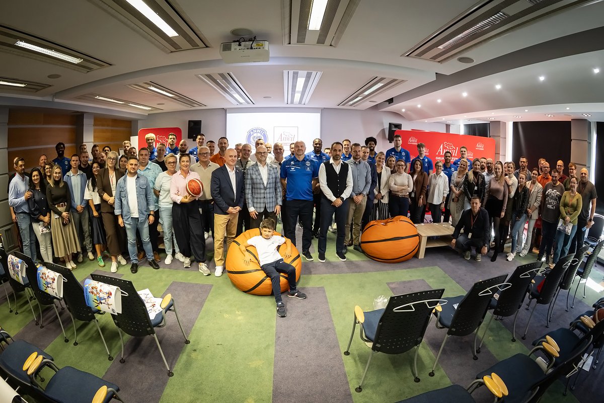 Anwil_official's tweet photo. Podczas wczorajszego spotkania u naszego Sponsora Tytularnego @ANWIL_SA nie zabrakło uśmiechów 😊

Rzućcie okiem na galerię autorstwa @piotrkieplin 📸
Wszystkie zdjęcia ➡️ https://t.co/qN6E9yDGm0 
#plkpl https://t.co/2SrAXwrCDE