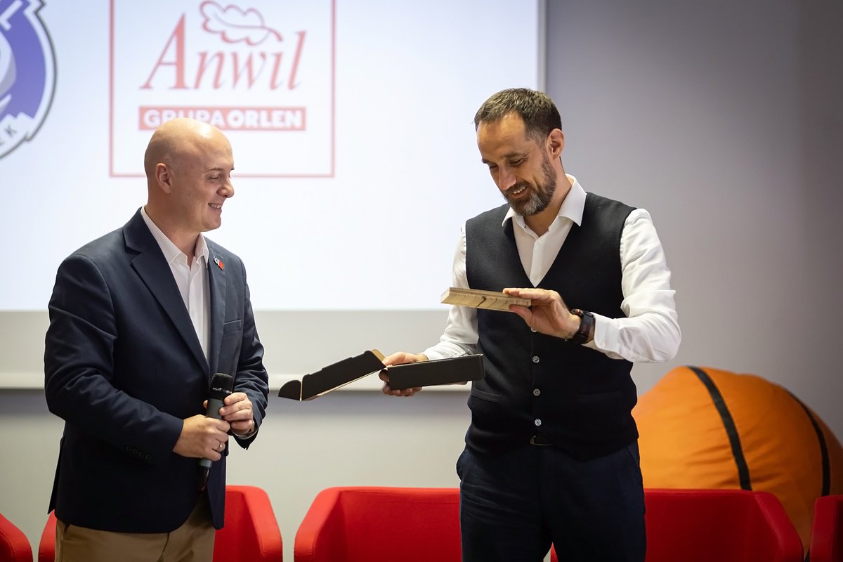 Anwil_official's tweet photo. Podczas wczorajszego spotkania u naszego Sponsora Tytularnego @ANWIL_SA nie zabrakło uśmiechów 😊

Rzućcie okiem na galerię autorstwa @piotrkieplin 📸
Wszystkie zdjęcia ➡️ https://t.co/qN6E9yDGm0 
#plkpl https://t.co/2SrAXwrCDE