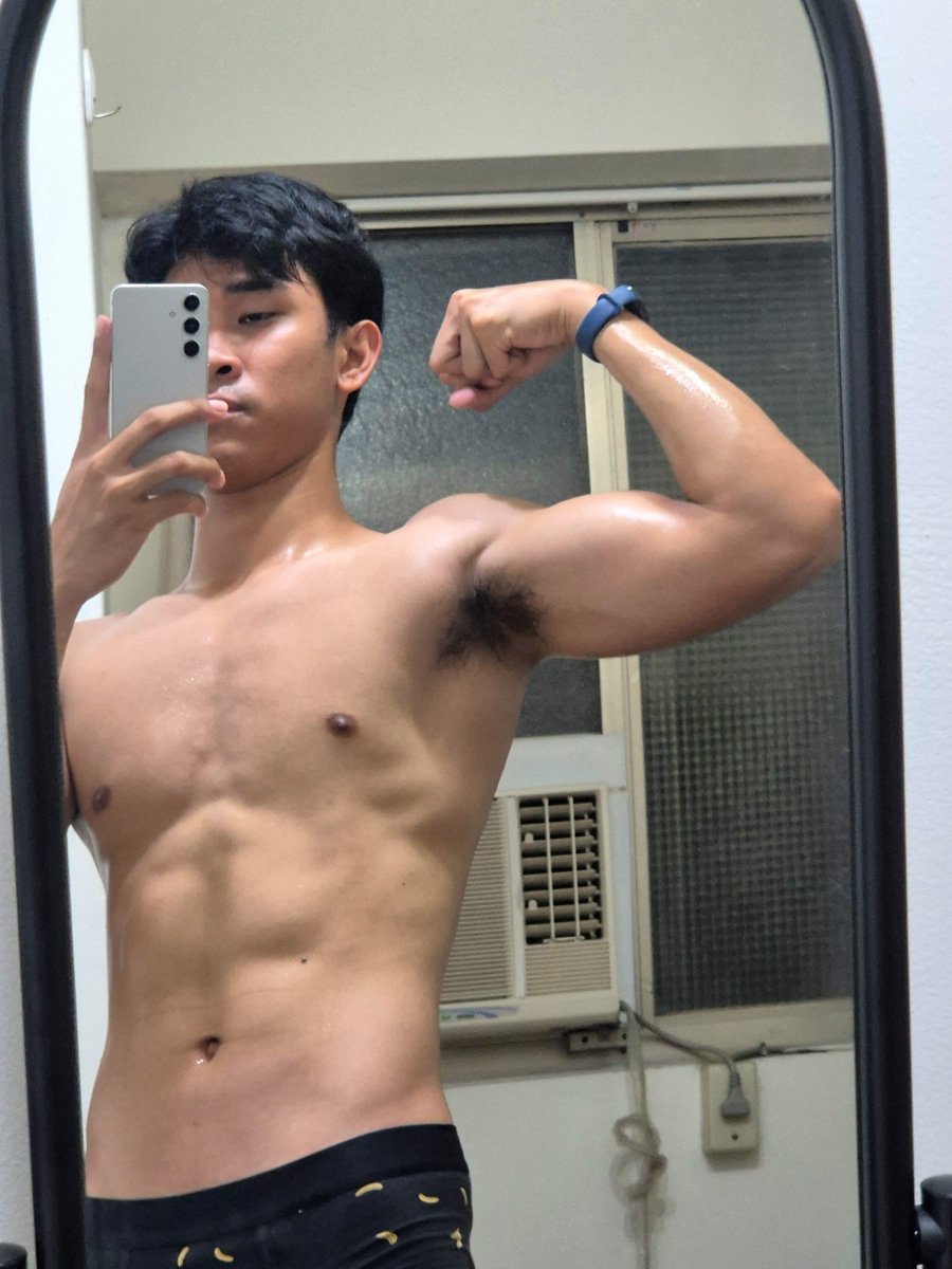 Dioo0______'s tweet photo. And the Biceptember ends here, but not with the progress.

Welcoming the Pectober.
Progress bareng yuk!

Cukup aneh, bulu ketek aing lebat sebelah 🤔 https://t.co/qSR1JewNMt