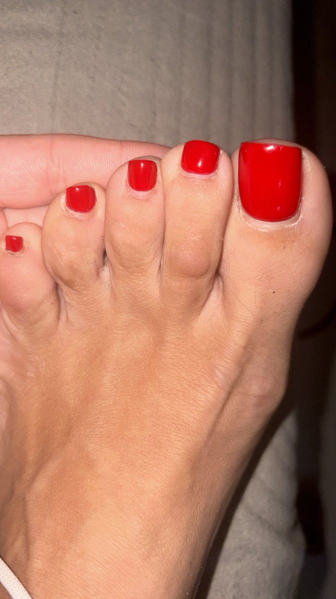 MissPolishFeet's tweet photo. Chyba wam się coś pomyliło 😏 Dziś nie Dzień Psa, tylko Dzień Chłopaka. Na życzenia nie macie co liczyć zamiast tego czekam na kawkę 💵☕️ Do nogi z kodem i to już. https://t.co/TWlISP38e5