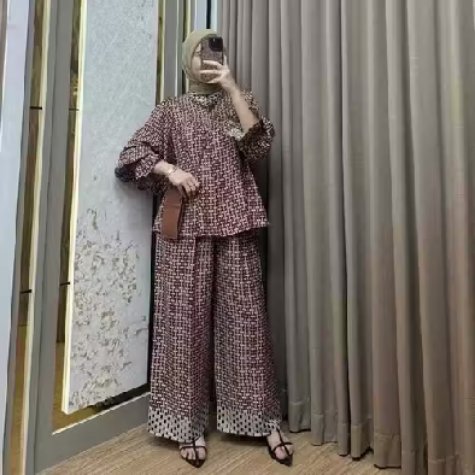 melodihani's tweet photo. Sekarang kalo keluar rumah tu gamau bingung  pake outfit yg ribet2, pgn yg simple satset aja. Kaya one set ini, nyaman dipake adem bahan nya rayon halus, tapi tetep cakep krna motifnya cantik2😍💗 https://t.co/6JSqdYzvuM