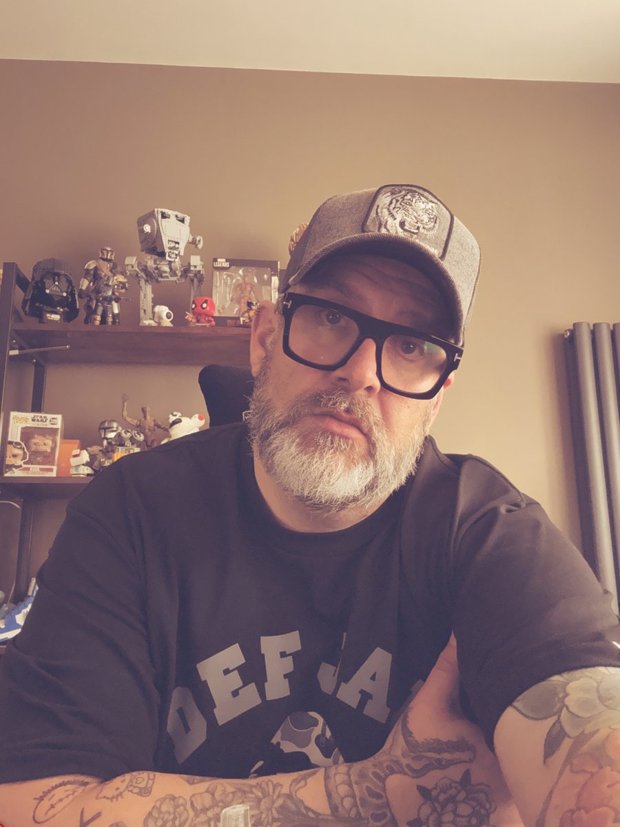 SteveFoster1974's tweet photo. Happy Hump Day y'all. Post Gym aches in full effect, busy day ahead of geeky shit, and actually in a good mood - you not see my inside smile? https://t.co/Jp14E6lLj5