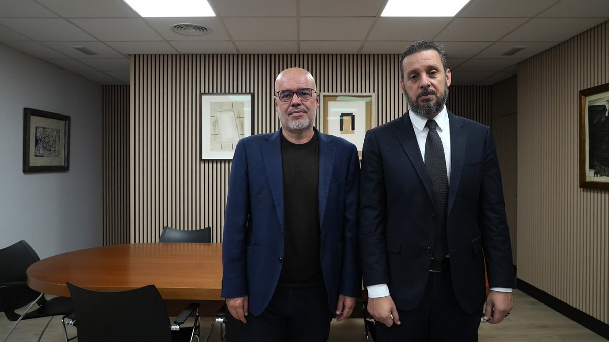 CCOO's tweet photo. 🤝 Compromiso, diálogo y solidaridad.

Hoy el secretario general de @CCOO, @UnaiSordo, se ha reunido con el embajador de Palestina en España, @PalestinaenEsp (@FElhusseini), para estrechar lazos y analizar la realidad del pueblo palestino. 🇵🇸 https://t.co/h9JmcO4hAs