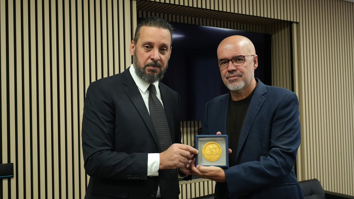 CCOO's tweet photo. 🤝 Compromiso, diálogo y solidaridad.

Hoy el secretario general de @CCOO, @UnaiSordo, se ha reunido con el embajador de Palestina en España, @PalestinaenEsp (@FElhusseini), para estrechar lazos y analizar la realidad del pueblo palestino. 🇵🇸 https://t.co/h9JmcO4hAs