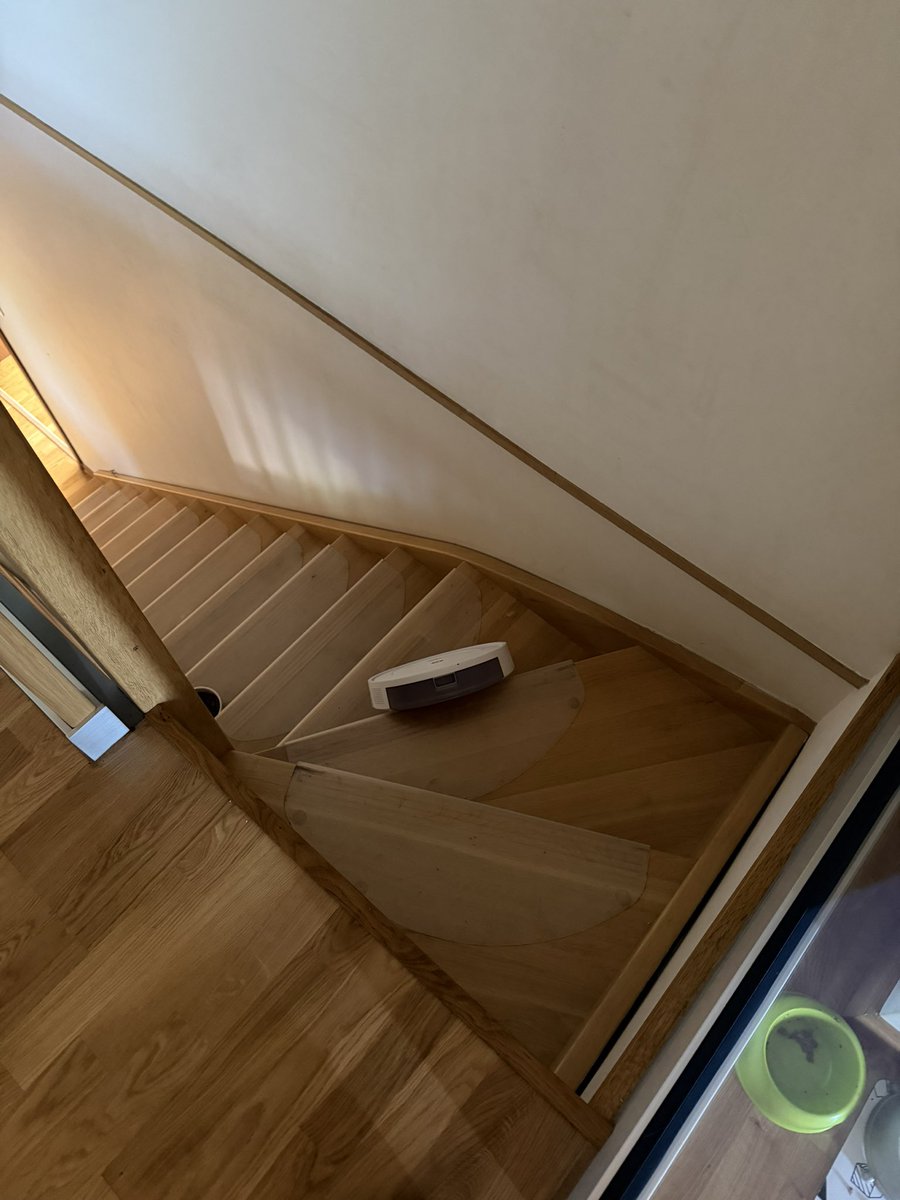 countkirigin's tweet photo. roomba wjechała w kupe kota pare dni temu i teraz regularnie próbuje popełnić samobójstwo https://t.co/AORizbuI71