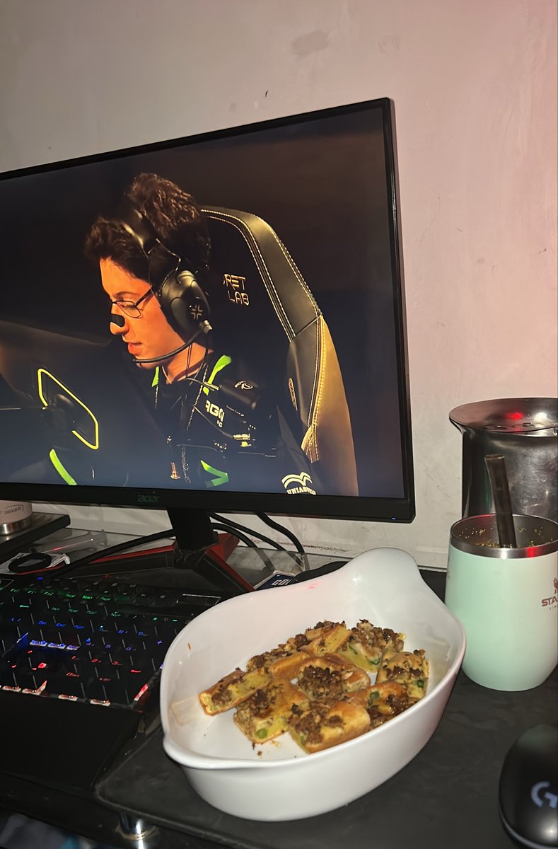 Dzeko_17's tweet photo. Torta de carne, um tereré bem amargo e LOUD VALORANT, bom dia spacca bom dia xr, hoje é guerraaaaaaa #VALORANTChampions https://t.co/Q3rVG8Ka8G