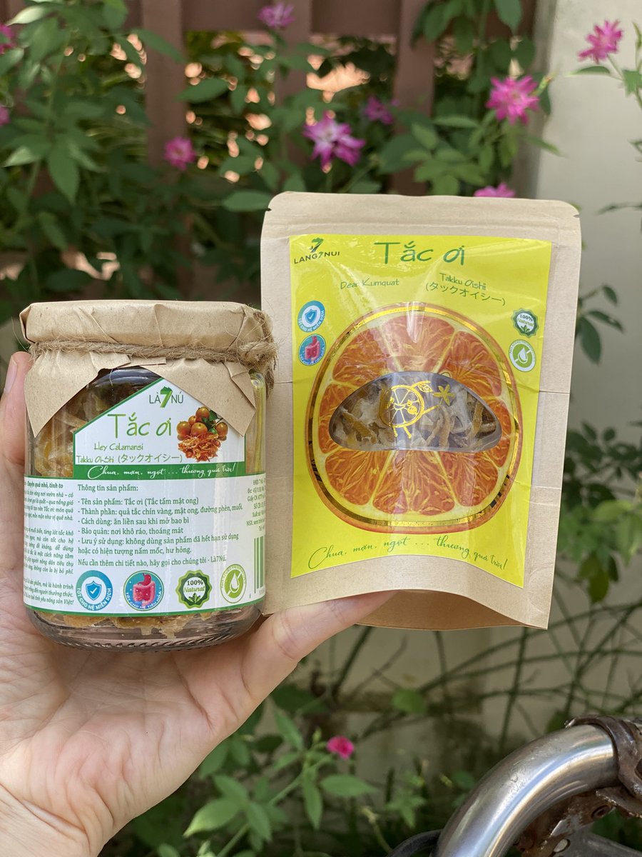 dangyenbn's tweet photo. Tối qua, em nhận được hàng từ nhà sản                xuất gửi! Sáng nay khui hàng em ngỡ ngàng vì đẹp quá. Hũ tắc nhỏ xinh nhìn hoài vẫn thích. Túi tắc cũng xinh yêu không kém, nhỏ gọn, tiện dùng cho một lần ăn và tha lôi đi đâu cũng được.

Công dụng nổi bật của Tắc ơi là giúp giảm đau rát họng, hỗ trợ trong việc điều trị ho, tăng cường đề kháng, hỗ trợ tiêu hoá tốt. Mình có thể ăn trực tiếp, hoặc lấy 1 vài miếng cho vào nước ấm vậy là đã có ngay 1  ly nước tắc mật ong ngon lành bổ dưỡng rồi ạ. 

Em cảm ơn cả nhà đã đọc bài nha! 
*Mua của ai cũng được, mua giúp em em về bờ với ạ. Em cảm ơn cả nhà mình nhiều lắm.
Em xin phép để giá sản phẩm ở đây nhé: 35k/túi-45gr. 56k/hũ-80gr.
