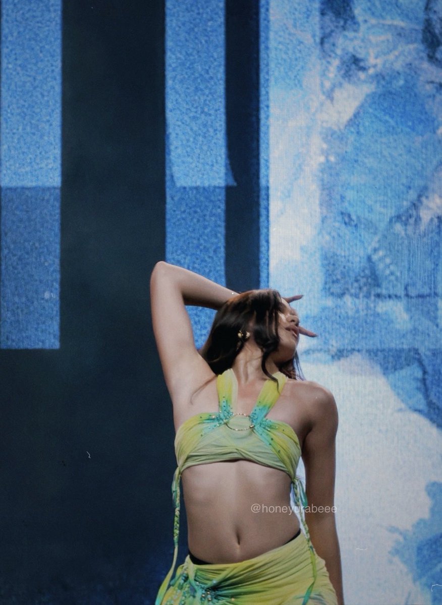 honeyurabeee's tweet photo. BINI SIGNALS WORLD TOUR IN SYDNEY: AIAH @bini_aiah 

#BINI_SIGNALSWORLDTOUR_2026 https://t.co/KvunAEPhhP