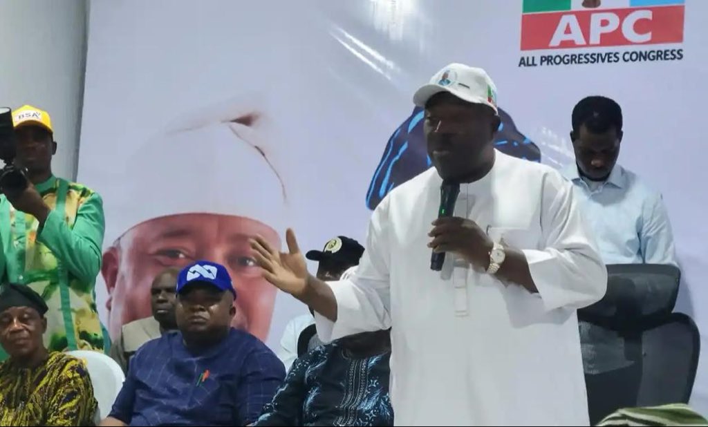 Oyoaffairs's tweet photo. “Vote me as your Governor and I will build one General Hospital per LGA and one PHC per ward. I will also pay a 13th-month salary every year." – Oyo APC Governorship Candidate Sharafadeen Alli Promises https://t.co/oxNgCReq8D
