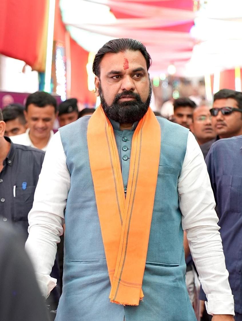 JaikyYadav16's tweet photo. पत्रकार अभिनव पाण्डेय के खिलाफ बिहार सरकार ने मानहानि का केस दर्ज किया है।

अभिनव पाण्डेय पर आरोप लगा है कि उन्होने बिहार के मुख्यमंत्री सम्राट चौधरी के खिलाफ भड़काऊ और अपमानजनक बातें शेयर की है।

बिहार सरकार और पुलिस का मानना है कि इस पोस्ट की वजह से समाज में शांति और सौहार्द बिगड़ने का खतरा है।

इसलिए BNS की धारा 356 के तहत मानहानि का मामला दर्ज किया गया है।

साथ ही बिहार पुलिस ने X से 72 घंटे के भीतर पोस्ट हटाने के लिए कहा है और IP एड्रेस के साथ अभिनव पाण्डेय की लोकेशन डेटा भी मांगा है।
