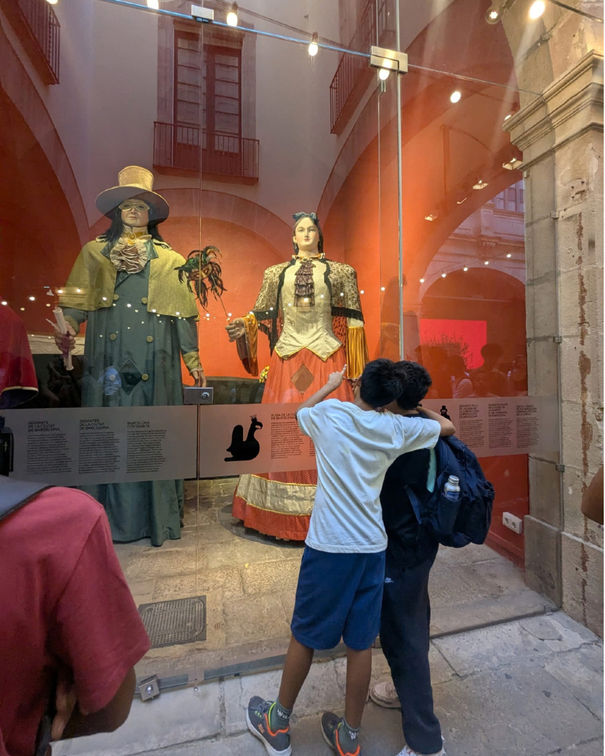 casalinfants's tweet photo. 🎊Si a l'estiu vam organitzar la nostra festa major, aquest setembre hem viscut de ple la Mercè!

Entre les activitats culturals que oferia la ciutat, adolescents de @cinfants_raval van visitar l'exposició 'Moltes Mercès. Els cartells de la Festa Major' i el Palau de la Virreina. https://t.co/SEZnu3MDSt