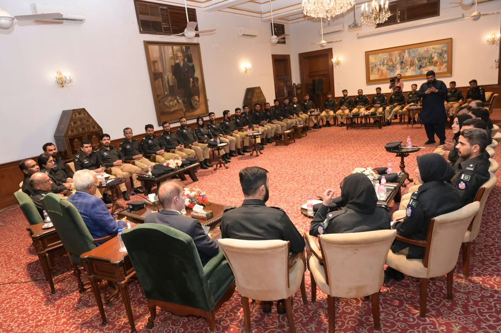 KhurramBhatti01's tweet photo. پولیسنگ کا مقصد قانون کے دائرے میں رہتے ہوئے امن و امان قائم کرنا ہے،

پولیس اور عوام کے درمیان مضبوط اعتماد دیرپا امن کی بنیاد ہے،

پولیس افسران عوام کے ساتھ رابطہ اور تعاون کے ذریعے مسائل کے حل میں مؤثر کردار ادا کریں، 
گورنر سندھ سید محمد نہالُ ہاشمی https://t.co/Ul73kI1yO7