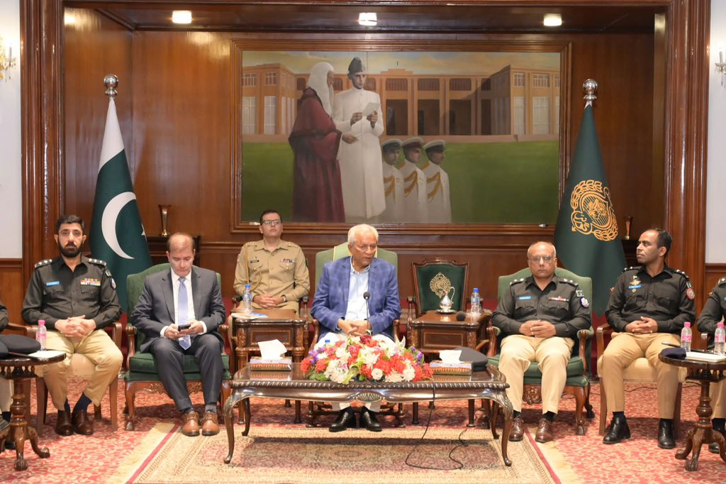 KhurramBhatti01's tweet photo. پولیسنگ کا مقصد قانون کے دائرے میں رہتے ہوئے امن و امان قائم کرنا ہے،

پولیس اور عوام کے درمیان مضبوط اعتماد دیرپا امن کی بنیاد ہے،

پولیس افسران عوام کے ساتھ رابطہ اور تعاون کے ذریعے مسائل کے حل میں مؤثر کردار ادا کریں، 
گورنر سندھ سید محمد نہالُ ہاشمی https://t.co/Ul73kI1yO7