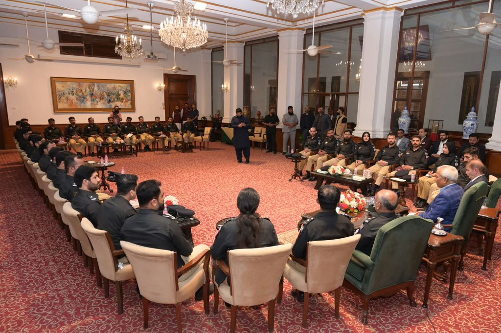 KhurramBhatti01's tweet photo. پولیسنگ کا مقصد قانون کے دائرے میں رہتے ہوئے امن و امان قائم کرنا ہے،

پولیس اور عوام کے درمیان مضبوط اعتماد دیرپا امن کی بنیاد ہے،

پولیس افسران عوام کے ساتھ رابطہ اور تعاون کے ذریعے مسائل کے حل میں مؤثر کردار ادا کریں، 
گورنر سندھ سید محمد نہالُ ہاشمی https://t.co/Ul73kI1yO7