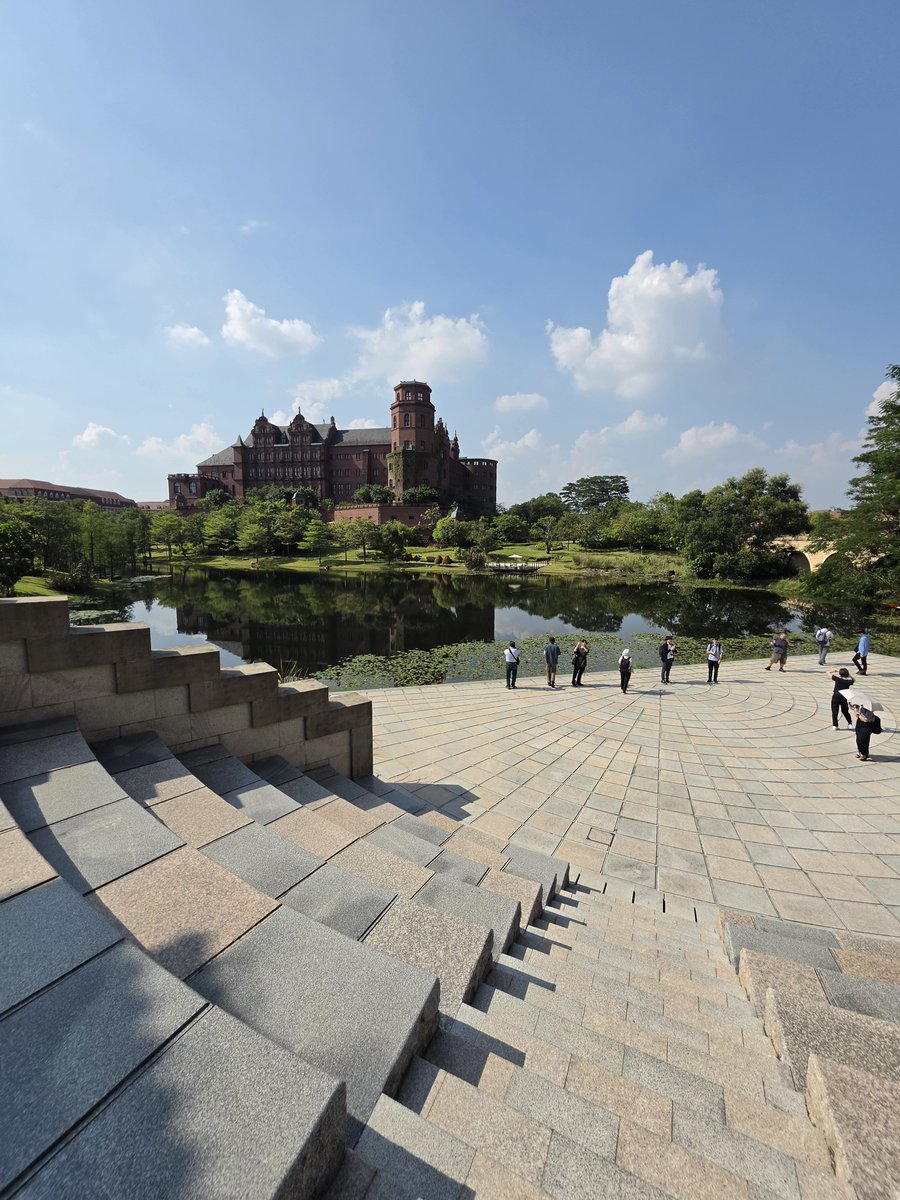 nabe640's tweet photo. ヨーロッパ旅行…ではなく、ここ中国・東莞にあるHUAWEIの研究開発キャンパスです。
敷地は東京ドーム約27個分。ヨーロッパの街並みを再現したエリアが並んでいて、図書館はこの美しさ。
規模感がすごすぎる😳 https://t.co/PA9FAOuV9B