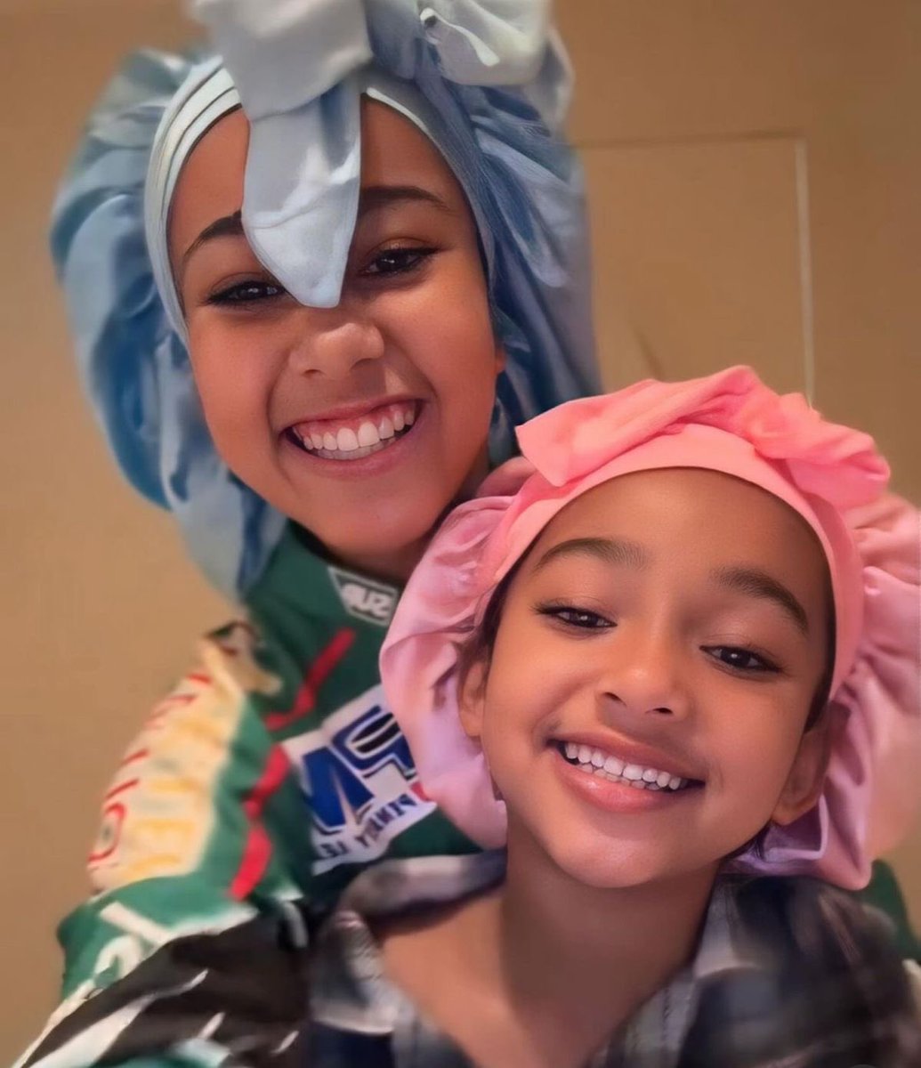 HazyAddict's tweet photo. Northie is such a good sister! ❤️ https://t.co/dpP9j6eHtO