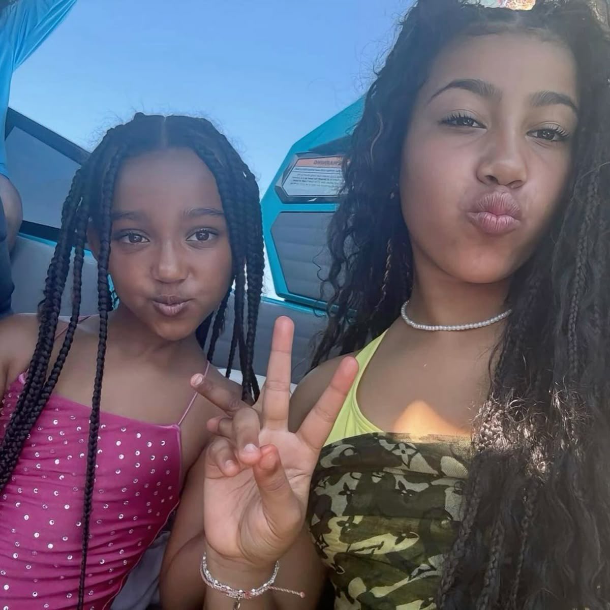 HazyAddict's tweet photo. Northie is such a good sister! ❤️ https://t.co/dpP9j6eHtO
