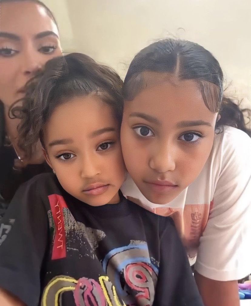 HazyAddict's tweet photo. Northie is such a good sister! ❤️ https://t.co/dpP9j6eHtO