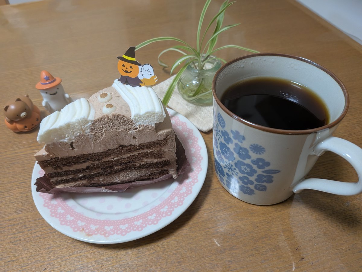 tama69007461's tweet photo. お仕事終わった〜
今日のおやつはちょっと早いハロウィンケーキ🎃
いただきます(^o^)
#おうちカフェ https://t.co/1KTJlNa0UM