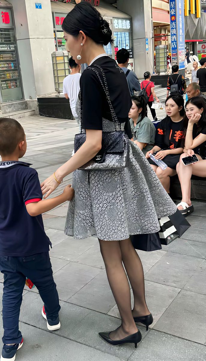 Gaogenxie1986's tweet photo. 经过小学门口，刚好碰到家长在接放学的孩子们。偷拍了这个漂亮的妈妈和她的儿子，让我想起了自己以前接送儿子的时候。
小孩子长得很快的，感觉自己的儿子像她的儿子这么大的时候，仿佛就在昨天。
还没有多久，儿子已经比我还要高了。唯一没有变化的是，儿子还是像小时候一样，晚上想和我一起睡。 https://t.co/QCClowe9Hq
