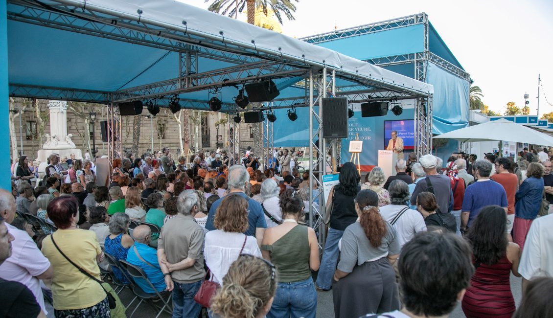 DiariEducacio's tweet photo. 130.000 persones a la Setmana del #Llibre en Català
👉 Al blog EducaBarcelona
https://t.co/XA4a1Ja8Kv https://t.co/adjCUk1dKH