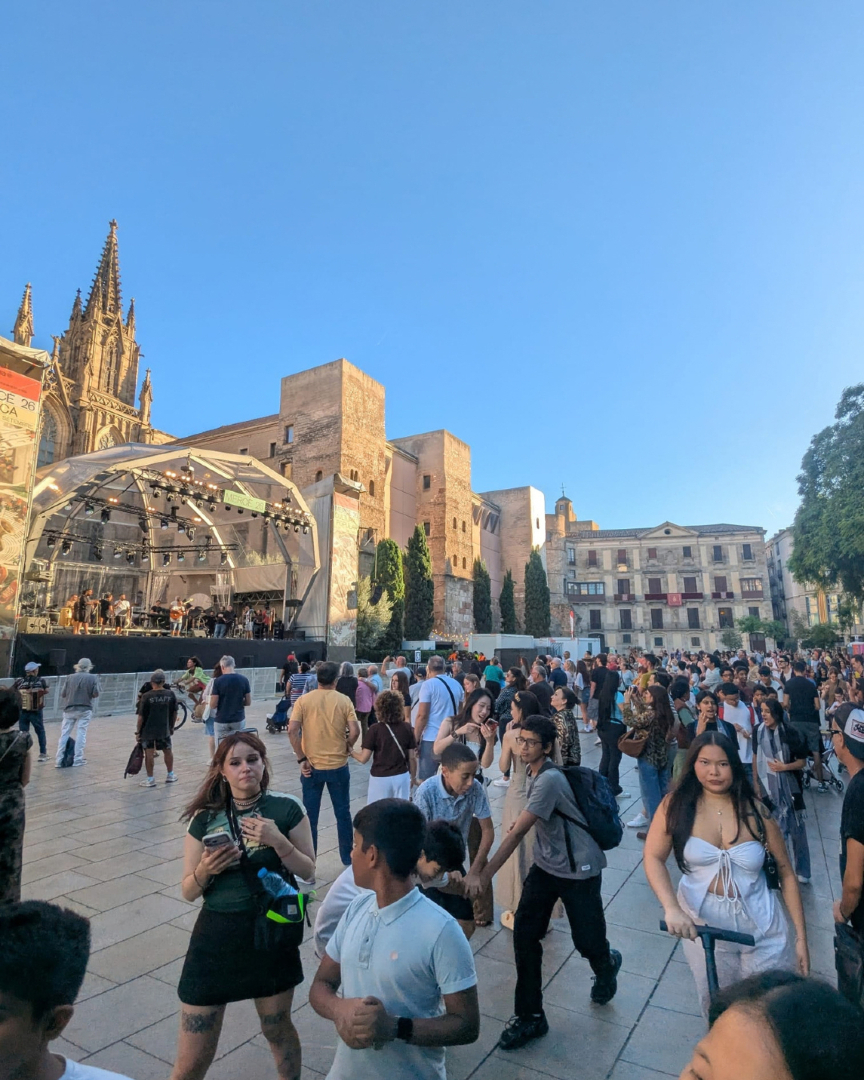 casalinfants's tweet photo. 🎊Si a l'estiu vam organitzar la nostra festa major, aquest setembre hem viscut de ple la Mercè!

Entre les activitats culturals que oferia la ciutat, adolescents de @cinfants_raval van visitar l'exposició 'Moltes Mercès. Els cartells de la Festa Major' i el Palau de la Virreina. https://t.co/SEZnu3MDSt