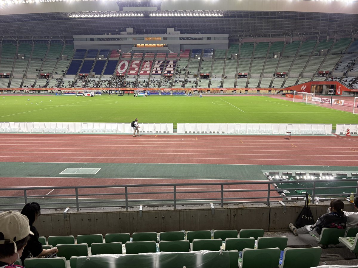 lcere0787's tweet photo. ちなみにバック席はご覧の通り前方空いてても場所取り済のところが多いです

ただ、看板のこともあるので3列目より後ろの席がオススメ🌸
まだ観やすい席あります！慌てず来てください！
#アジア大会 #長居 https://t.co/xeYHrpaN2Z