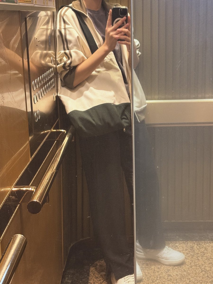 Peng_0O's tweet photo. 요즘 힘들어서 엘베 타면 열의 열은 이 자세임 https://t.co/I7Uq8V0gvc