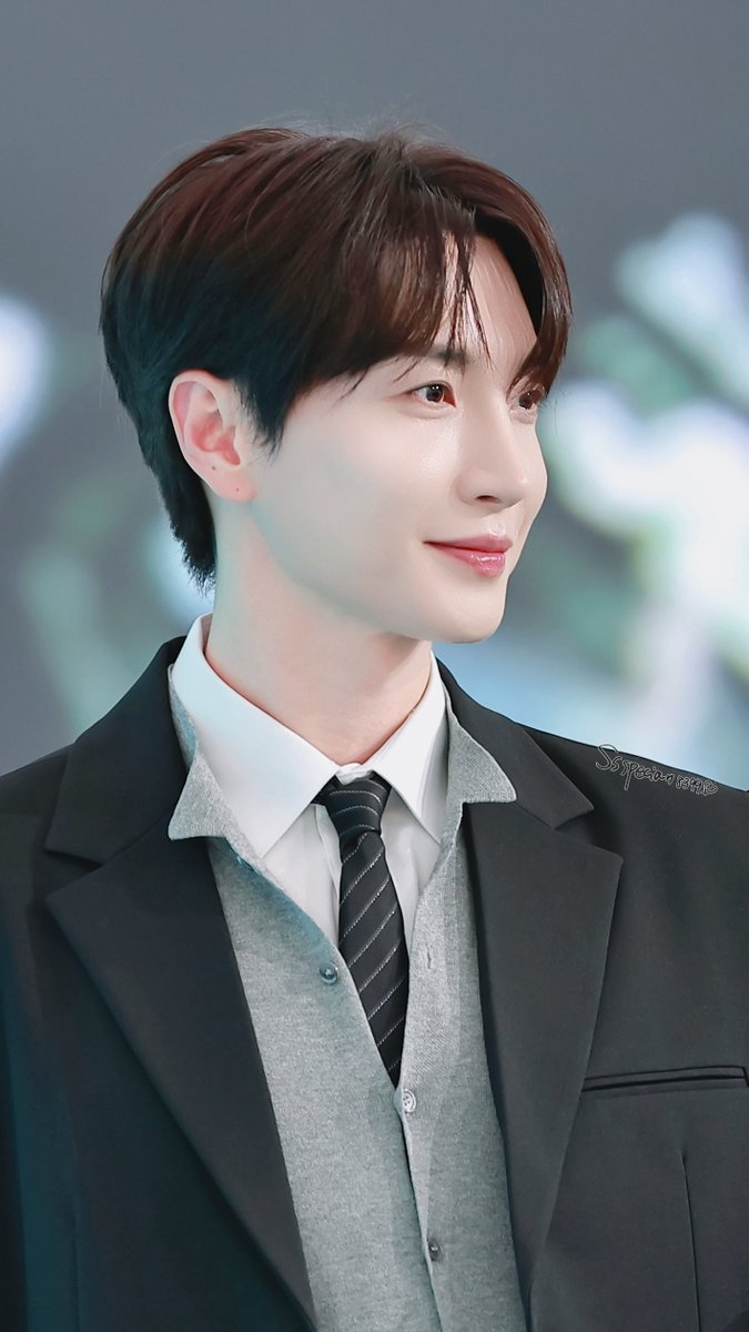 Ssspecial1004's tweet photo. 260930 Halo Mavis 기자회

오리도 모델 할 수 있지! 🐥
@special1004
#leeteuk #이특 #박정수  
#83line #superjunior83z  
#superjunior #슈퍼주니어 https://t.co/W0cOpcCpPP
