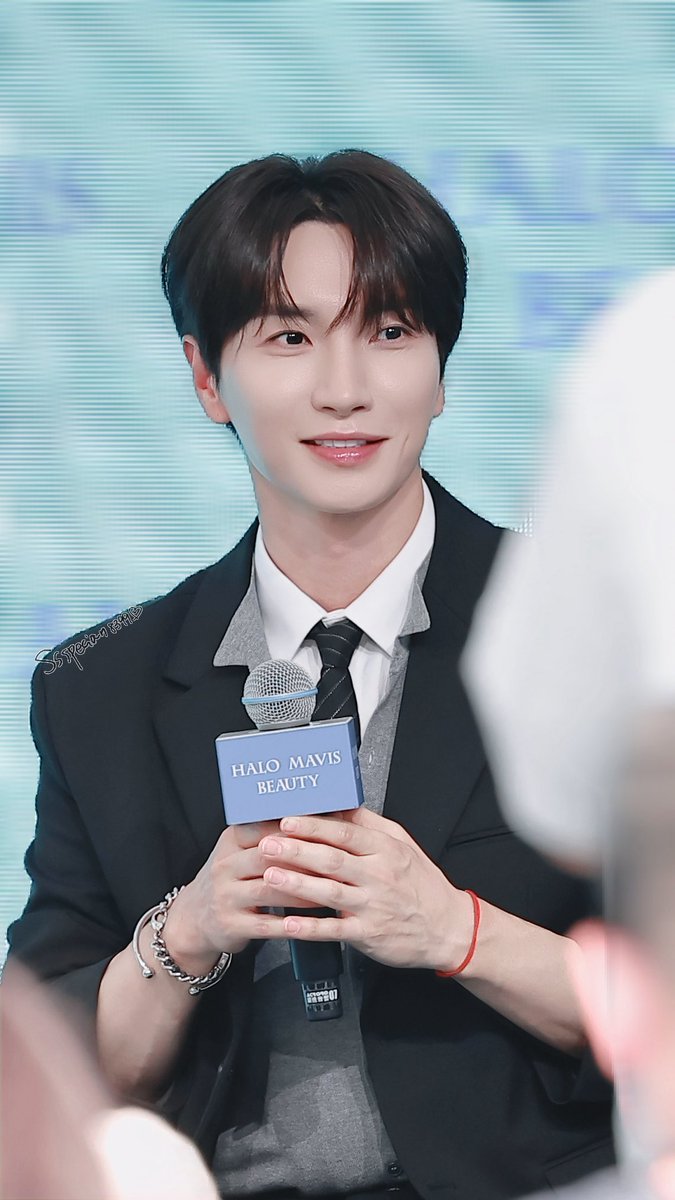 Ssspecial1004's tweet photo. 260930 Halo Mavis 기자회

오리도 모델 할 수 있지! 🐥
@special1004
#leeteuk #이특 #박정수  
#83line #superjunior83z  
#superjunior #슈퍼주니어 https://t.co/W0cOpcCpPP