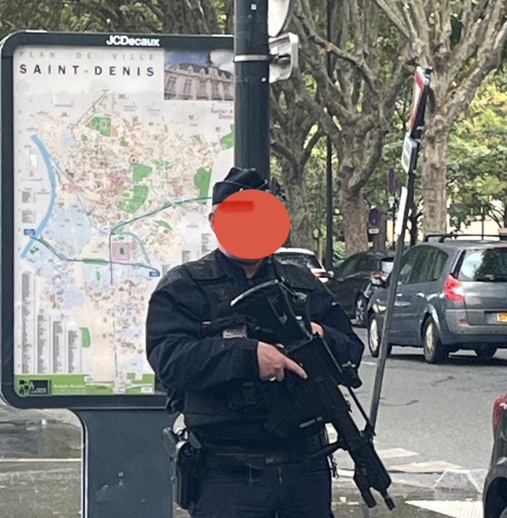 AnasseKazib's tweet photo. ⚠️ En direct, un policier avec fusil d’assaut au niveau du blocus de Paul Eluard. @NunezLaurent, vous allez faire quoi avec ce fusil ? Tirer sur des adolescents qui demandent d’étudier dans des conditions dignes ? Ou la consigne c'est juste de les intimider avec des armes à feu ?

C’est un scandale le niveau de répression qu’organise le ministre de l’intérieur pour faire taire la mobilisation lycéenne. Ils n’ont aucune solution à proposer sinon de la régression sociale, alors ils terrorisent la jeunesse. Soutien à tous les élèves réprimés et à la mobilisation en cours !