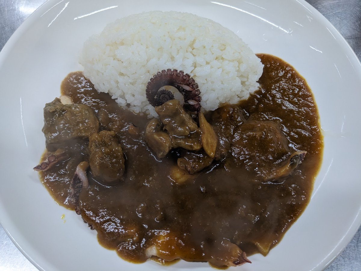 kachimasou1's tweet photo. 日間賀島カフェまりんぶるーです。本日の人気メニューは、たこカレーセット。カレー、サラダ、ケーキ、ドリンクで￥1800。 https://t.co/m2Y59zJ0X4