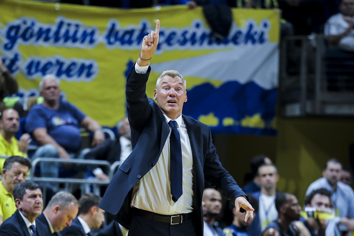FBBasketbol's tweet photo. EuroLeague çift maç haftasına FC Bayern Münih galibiyetiyle başladık! 💪

Şimdi 2 Ekim Cuma günü 20.45'te oynayacağımız Dubai Basketball maçına odaklanma zamanı! ⏳

Dubai Basketball maçı biletleri Başantrenörümüz Sarunas Jasikevicus'un parmağının ucunda 👇
.
.
.
.
.
.
.
.
.
.

https://t.co/hd1nV0NCoM