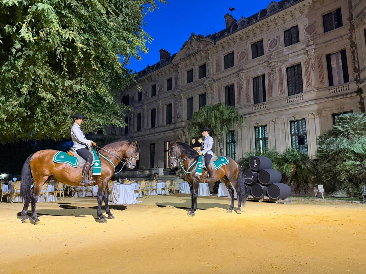 RealEscuela's tweet photo. 🔊🔊Celebramos en los ⛲️jardines de nuestra Institución el evento 👉🏻‘Esencia’, que contó con la asistencia de la delegada territorial de Turismo, Justicia, Desregulación y Administración Local de la Junta de Andalucía, María Jesús Herencia https://t.co/92UCi1uSAn