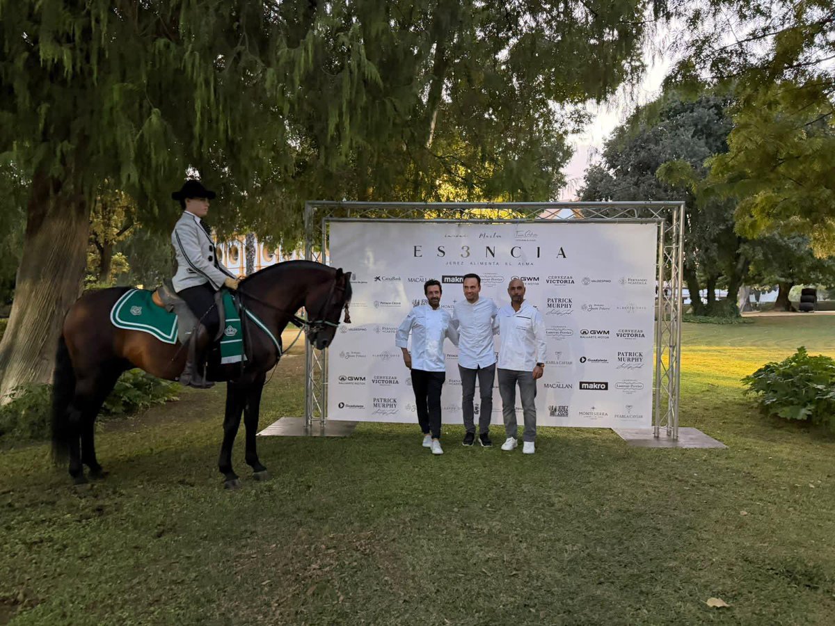 RealEscuela's tweet photo. 🔊🔊Celebramos en los ⛲️jardines de nuestra Institución el evento 👉🏻‘Esencia’, que contó con la asistencia de la delegada territorial de Turismo, Justicia, Desregulación y Administración Local de la Junta de Andalucía, María Jesús Herencia https://t.co/92UCi1uSAn