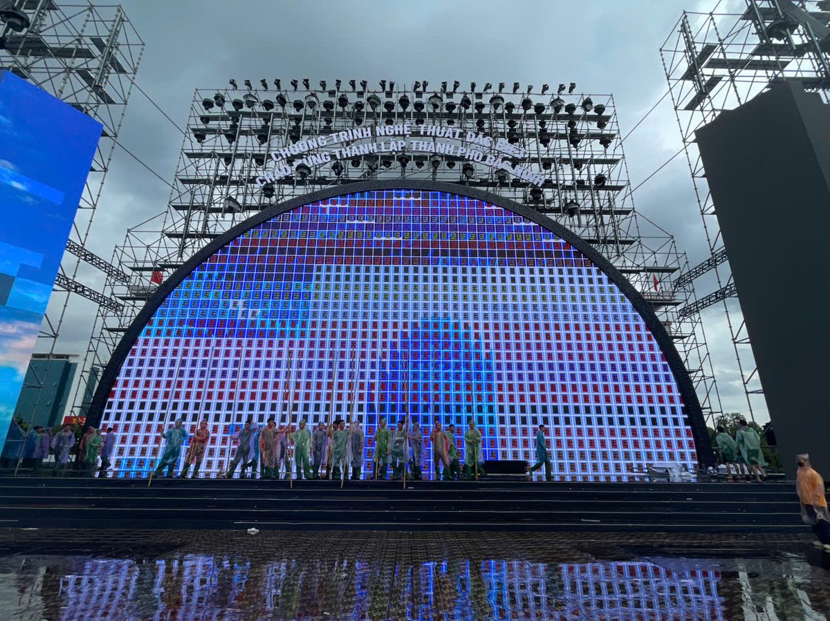 YESTECH_LED's tweet photo. MG9 Lights Up Bac Ninh's New Chapter
At the center of the stage,330+ sqm of YES TECH MG9 Outdoor P3.9 formed the distinctive circular visual structure, bringing dynamic visuals to the heart of the show.
"I feel very confident having YES TECH by my side."
@Giáp Lam Sơn@yestech.vn https://t.co/a4a8KkMWI1