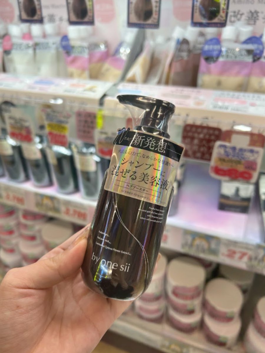 kur_nikhil's tweet photo. 剛毛多毛民ワイ、Xでバズってたからドンキでサンプル買って家のシャンプーに混ぜて使ってみたら、髪の乾き早くなるわヘアオイル今まで使ってた5分の1くらいで髪まとまるわで即ドンキ駆け込んでボトル買ったよね...
バイワンシー、存在は知っていたのに何故今まで買わなかったのか…？🥲 https://t.co/64lpPhWOfN