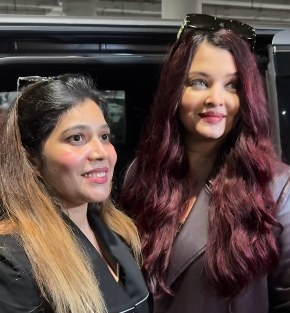 Itsbebo__'s tweet photo. When Aishwarya Rai returned to Mumbai Airport from Paris Fashion Week, a crowd of fans gathered to see her.

Meanwhile, a woman rushed to her car and said, “Ma’am, I want a photo with you.”

Aishwarya didn’t disappoint her and immediately agreed to take a selfie. 

But as soon as the woman got this close to Aishwarya…read more