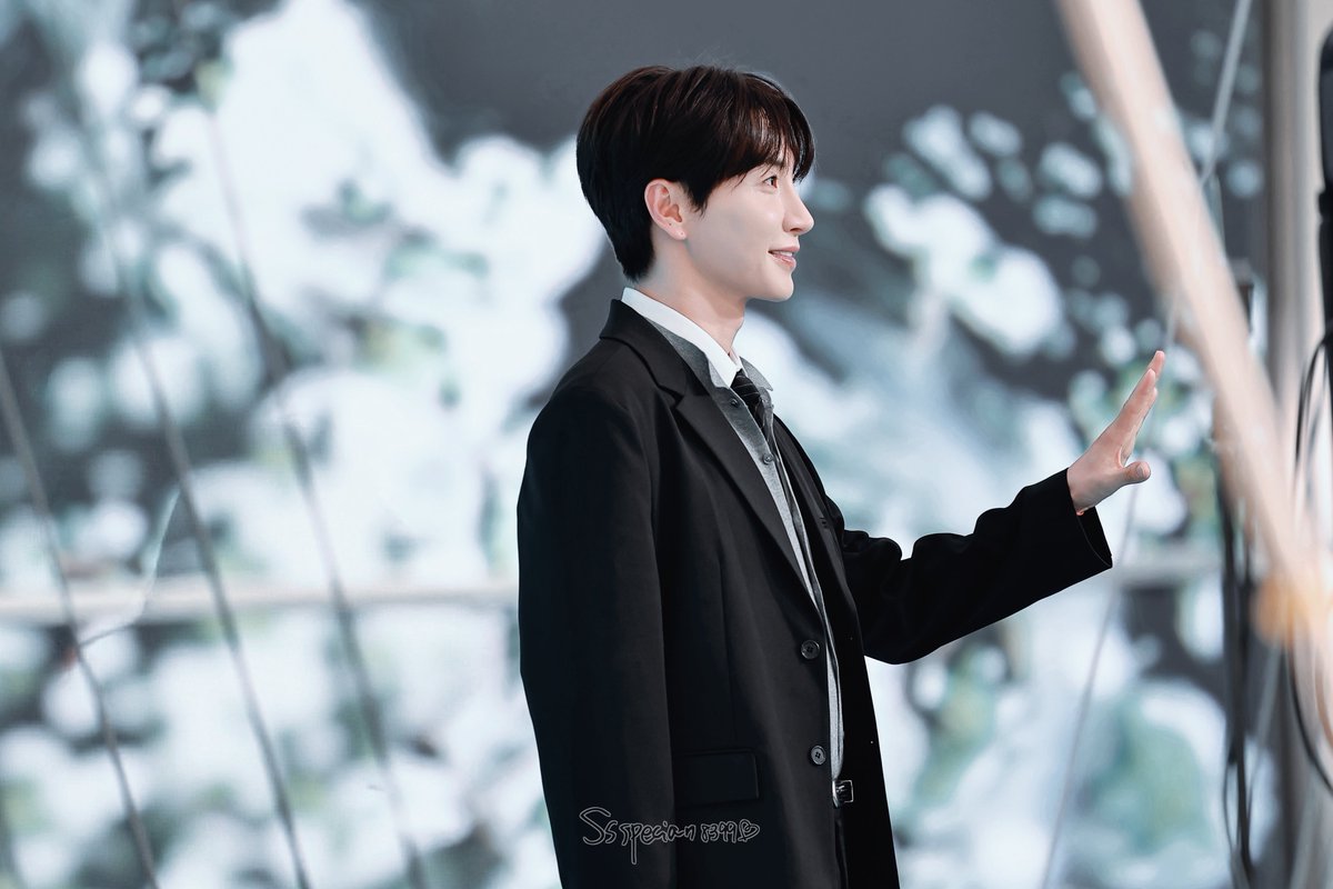 Ssspecial1004's tweet photo. 260930 Halo Mavis 기자회

저녁 두 번째 라이브도 화이팅 ˃̵ ֊ ˂̵꧞
@special1004
#leeteuk #이특 #박정수  
#83line #superjunior83z  
#superjunior #슈퍼주니어 https://t.co/656OElTkS6