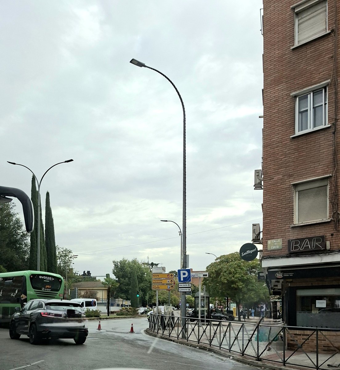 ssdae1979's tweet photo. Que buena idea señor @Ale_Navarro_trj cortar al tráfico avenida de la constitución un dia laborable a las 10 de la mañana para el ensayo del desfile del homenaje a la bandera, es muy mala idea, los autobuses parados en plena rotonda, atascada avenida fronteras. #TorrejónDeArdoz https://t.co/aRVYVAtrVn