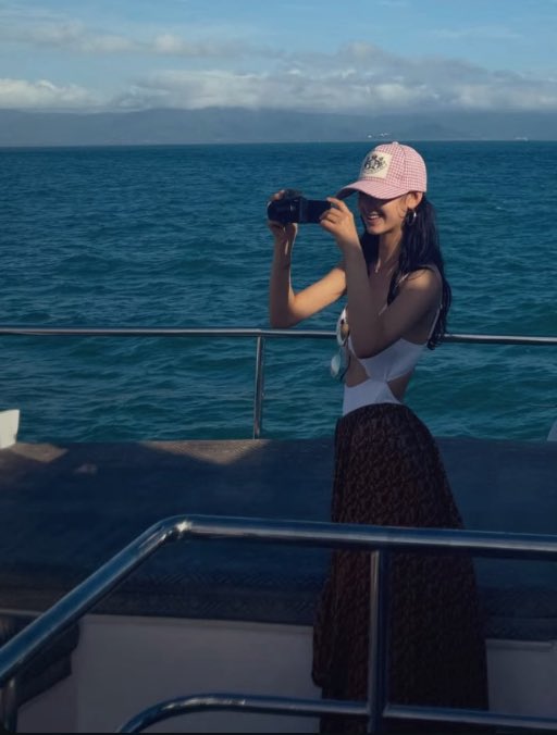 bluejeanznj's tweet photo. Why are Dani’s vlogs so baby blue? https://t.co/bgiP3Q6SFU