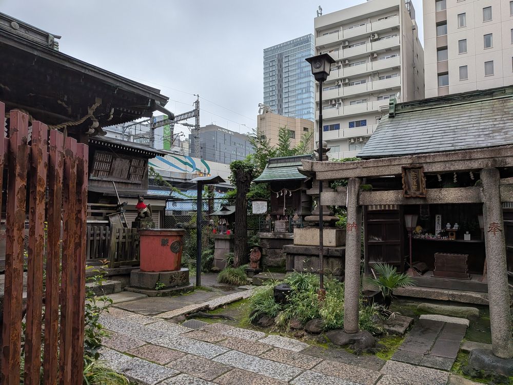 jns_fudosan's tweet photo. 今日も雨の中、秋葉原方面に出動。久しぶりに柳森神社へ立ち寄りました。
それにしてもよく降りますね。真夏の気温38℃とかよりは全然楽で良いですけど。 https://t.co/00j5DOENKG