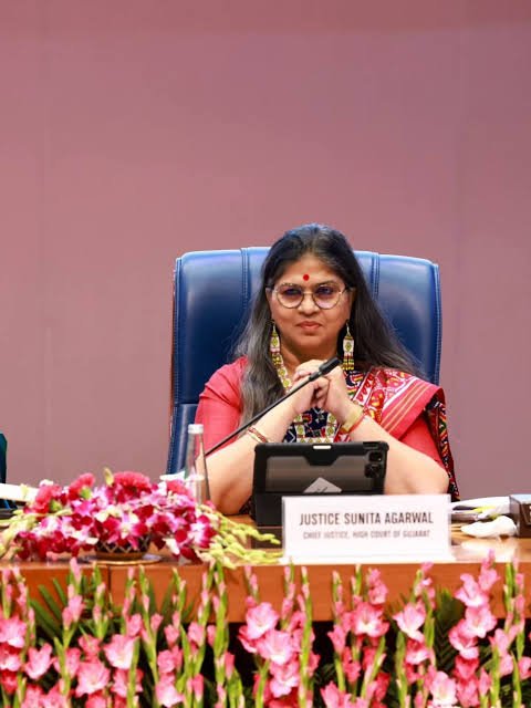 awesh29's tweet photo. गुजरात हाईकोर्ट की चीफ जस्टिस सुनीता अग्रवाल ने सुप्रीम कोर्ट में अपनी नियुक्ति के  आदेश के 24 घंटे के भीतर महान फैसला दिया है और अपनी योग्यता साबित की है।

प्रधानमंत्री नरेंद्र मोदी की डिग्रियों को सार्वजनिक किए जाने की मांग को उनकी दो सदस्यीय बेंच ने  RTI कानून का दुरुपयोग बताया है और कहा है कि डिग्रियों की मांग में कोई जनहित न���ीं छिपा है यह व्यक्तिगत जानकारी है।

जो फैसले का सबसे अहम बिंदु है वो यह है कि डिग्री की मांग को लेकर उन्होंने अरविंद केजरीवाल पर लगाए 25 हजार के जुर्माने को जायज बताया है।

यह देश ऐसे हीं चल रहा है। यह देश ऐसा ही है।

जय सूर्यकांत, जय जस्टिस अग्रवाल, जय न्याय की देवी खुली आंखों वाली