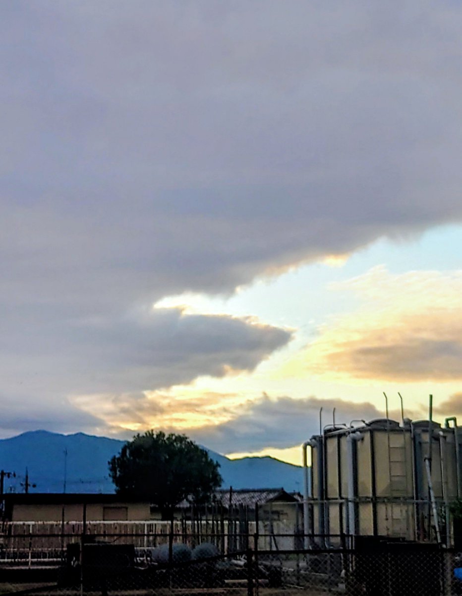 SeikoTamori's tweet photo. #三重の天気

ようやく雨が上がりました
　　　明日は待望の秋晴れ☀✨️

■10月1日(木)
三重県全域ですっきりと晴れる☀
日差しがたっぷりで汗ばむ陽気ですが、北よりの風が強めに吹きカラッとした暑さ
【最低】18〜20℃
【最高】27〜30℃
　
洗濯物がよく乾きそう👖🧺✨️ https://t.co/lKdqrVZ2UY