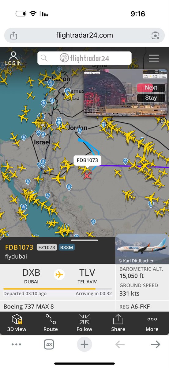 jbetlach's tweet photo. Útok v kokpitu letu do Tel Avivu: druhý pilot pobodal kapitána a pokusit se letadlo zřítit

Let Flydubai FZ1073 z Dubaje do Tel Avivu se ve středu ráno změnil v dramatický bezpečnostní incident, který Izrael po vyhodnocení situace a svědectví cestujících považuje za teroristický útok.

Boeing 737 MAX 8 s izraelskými cestujícími během letu aktivoval nouzový kód 7500, používaný pro signalizaci nezákonného zásahu do řízení letu. Krátce nato stroj prudce klesl zhruba o 5 500 metrů během jedné minuty.

Podle aktuálních zjištění měl druhý pilot opakovaně bodnout kapitána. V kokpitu poté vypukl zápas o řízení letadla. Členům posádky a několika cestujícím se podařilo proniknout do kokpitu, útočícího pilota přemoci a letadlo stabilizovat. Na palubě se shodou okolností nacházela také další posádka pilotů, která při zásahu a následně ovládání letadla pomáhala.

Vysoce postavený izraelský představitel uvedl, že druhý pilot je nyní vyslýchán a přibývá indicií, že chtěl převzít kontrolu nad letadlem a zřítit jej i s cestujícími na palubě. Podle jeho slov jen souhra okolností a rychlý zásah zabránily katastrofě.

Letadlo se následně odklonilo od původní trasy a bezpečně přistálo v Tabúku na severozápadě Saúdské Arábie. Flydubai potvrdila incident během letu a uvedla, že všichni cestující jsou v bezpečí.

Případ vyvolal v Izraeli rozsáhlou bezpečnostní reakci. Premiér Benjamin Netanjahu a ministr obrany Jisrael Kac svolali bezpečnostní konzultace, náčelník generálního štábu IDF jednal s šéfy Šin Bet a Mosadu. Izrael se připravuje na všechny možné scénáře.