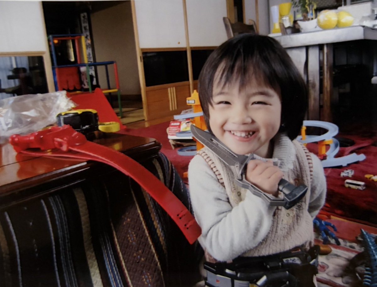 Reiyo_official's tweet photo. 決定的瞬間📸
この子←が→こう成長しました
おばあちゃん家から出てきた子供の頃の写真👧🏻笑笑  仮面ライダーもトミカも楽しかった大切な思い出です😽 お兄ちゃんとよく戦ってたなぁ笑笑 未だにゲームは兄を超えるぐらい好きだもんね笑笑 Reiyo  #松本麗世 https://t.co/QOUtnBa6cX