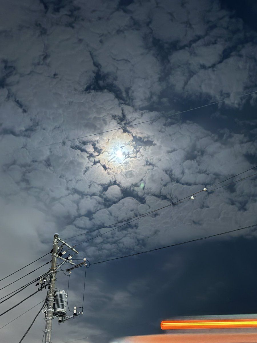 0110Mizuki's tweet photo. 先週金曜日の空。天気が不安定だからなのか、雲が幻想的でした☁️🌕 https://t.co/0NYtObu59n