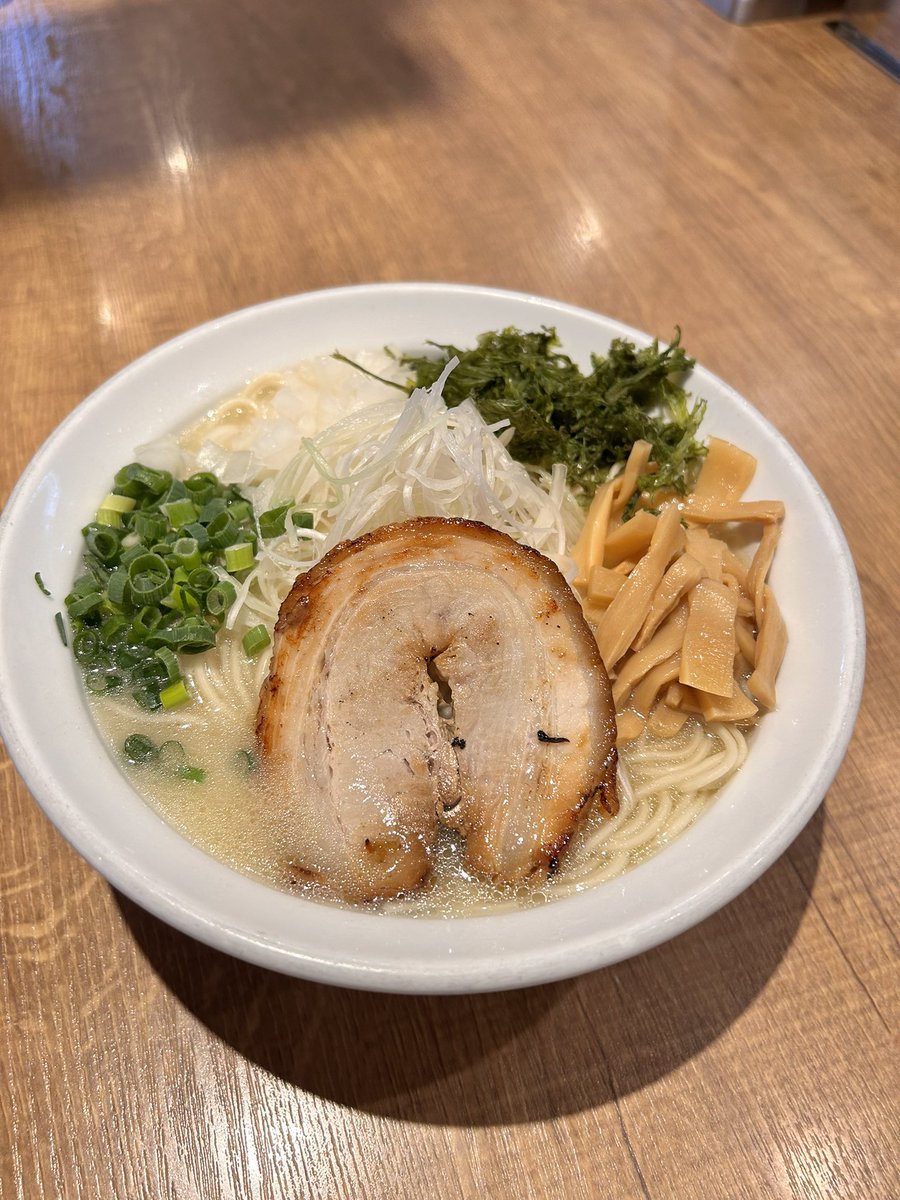 hisho_2_1's tweet photo. 宣伝です。
当店は12年前から「鶏白湯ラーメン」専門店として、サイエンス大通り沿いで営業してます。他店様のようなオサレなラーメンでもなく知名度も低いですが、鶏白湯ラーメンに磨きを掛けるべく、またお客様に気持ち良く食事していただけるよう日々努力してます。 https://t.co/caOBIvtmMZ