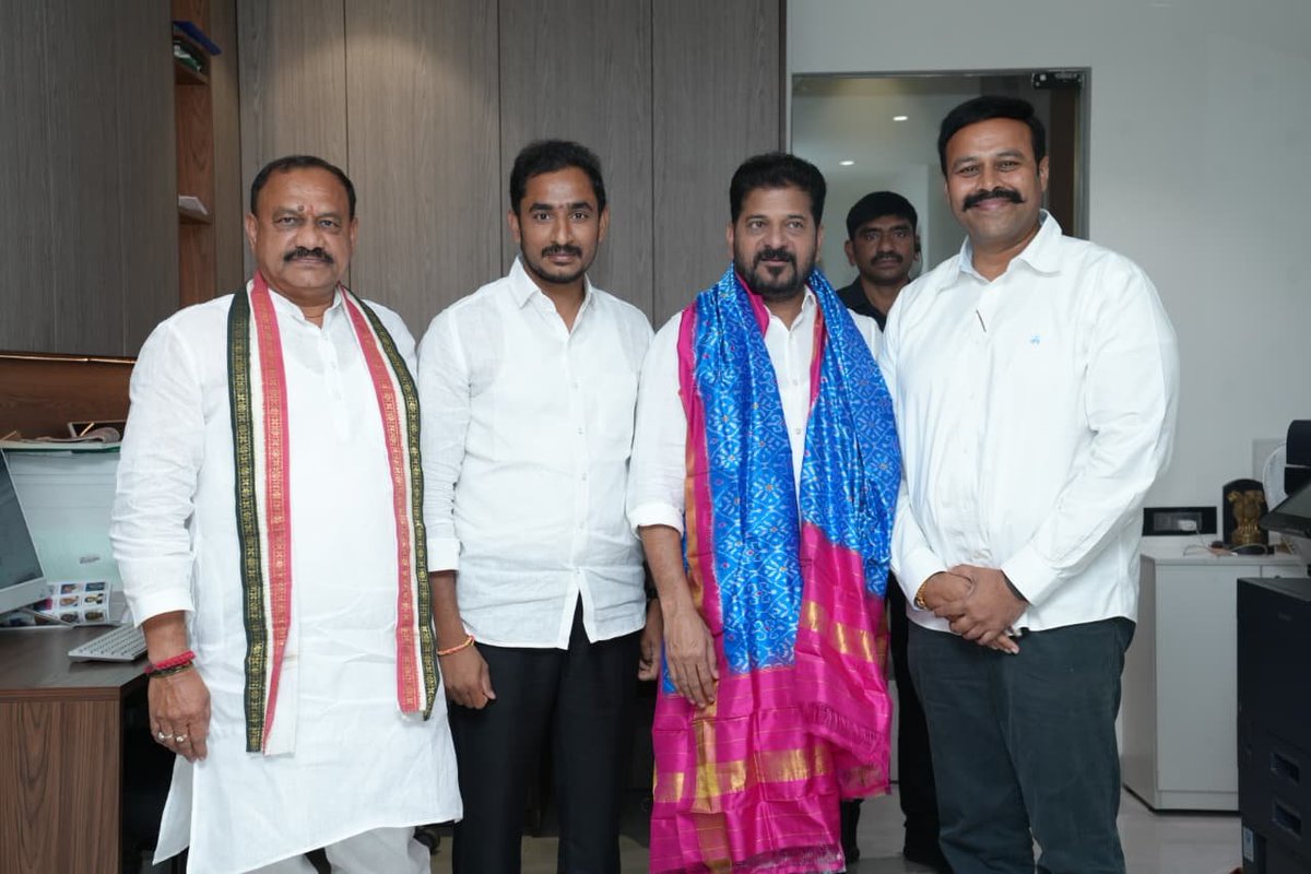 Congress4TS's tweet photo. Congress Graduate MLC Candidates Meet CM Revanth Reddy

ముఖ్య‌మంత్రి రేవంత్ రెడ్డిని మ‌ర్యాద‌పూర్వ‌కంగా క‌లిసిన శాస‌న మండ‌లి కాంగ్రెస్ అభ్య‌ర్థులు సామ రామ్మోహ‌న్ రెడ్డి, రాంరెడ్డి స‌ర్వోత్త‌మ్ రెడ్డి

* త‌మ‌ను అభ్య‌ర్థులుగా ప్ర‌క‌టించినందుకు ముఖ్య‌మంత్రికి కృత‌జ్ఞ‌తలు తెలిపిన సామ రామ్మోహ‌న్ రెడ్డి, రాంరెడ్డి స‌ర్వోత్త‌మ్ రెడ్డి

* సామ రామ్మోహన్ రెడ్డి, రాంరెడ్డి సర్వోత్తమ్ రెడ్డిలకు అభినందనలు తెలిపిన సీఎం రేవంత్ రెడ్డి 

* ఓట‌ర్ల న‌మోదు, ప్ర‌చారంపై అభ్య‌ర్థుల‌కు సూచ‌న‌లు ఇచ్చిన ముఖ్య‌మంత్రి రేవంత్ రెడ్డి

Congress party Graduate MLC candidates Sama Ram Mohan Reddy and Ram Reddy Sarvotham Reddy paid a courtesy visit to Telangana Chief Minister Revanth Reddy at his residence.

• @RamMohanINC